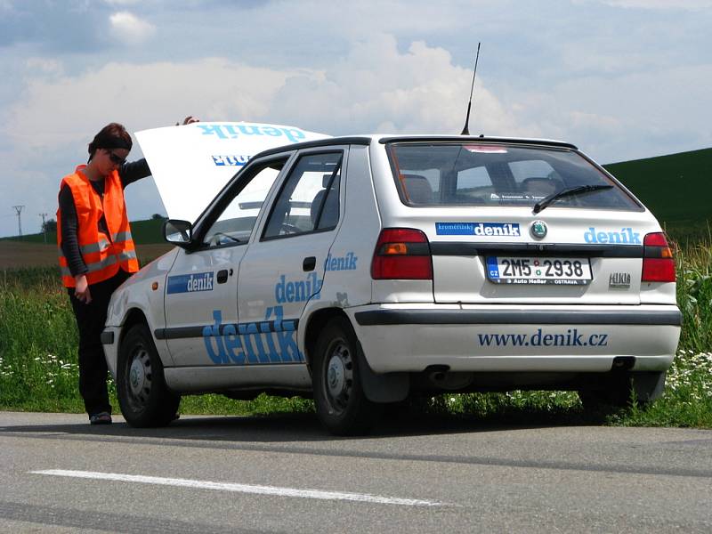 Když se mladé slečně porouchalo auto, dokonce byl na cestě i výstražný trojúhelník, nikdo ji nezastavil. A kolem jezdila spousta aut, ale lhostejní řidiči si po cestě spokojeně frčeli.