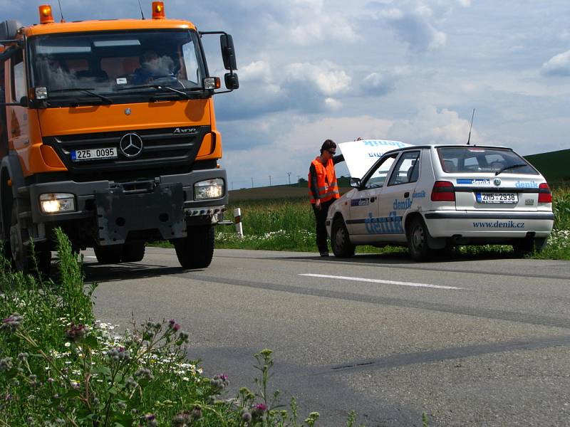 Když se mladé slečně porouchalo auto, dokonce byl na cestě i výstražný trojúhelník, nikdo ji nezastavil. A kolem jezdila spousta aut, ale lhostejní řidiči si po cestě spokojeně frčeli.