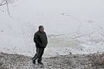 Tloušťka ledu na kroměřížském rybníce Bagrák není na všech místech stejná. Odborníci proto v těchto dnech nedoporučují vstup na jakoukoliv zamrzlou vodní plochu.