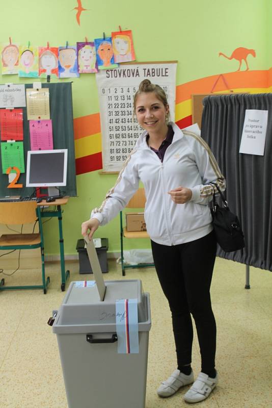 Komunální volby začaly v pátek 10. října tradičně ve 14 hodin také na Kroměřížsku.Sestry Kateřina a Petra Pešovy z Kroměříže spolu tráví spoustu času a tak šly společně dokonce i k volbám. Podle nich mají totiž sestry vždycky táhnout za jeden provaz.