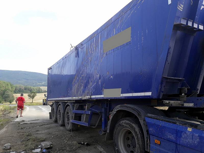 Nehodu kamionu s obilím musela ve čtvrtek 10. srpna odpoledne mezi Bystřicí pod Hostýnem a Loukovem řešit policie společně s hasiči.