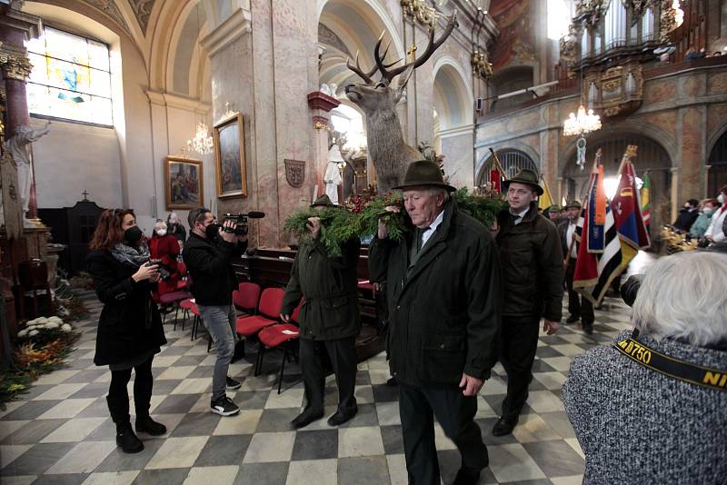 10. svatohubertský den v Holešově.Průvod myslivců , sokolníků a psovodů. Svatohubertská jízda.