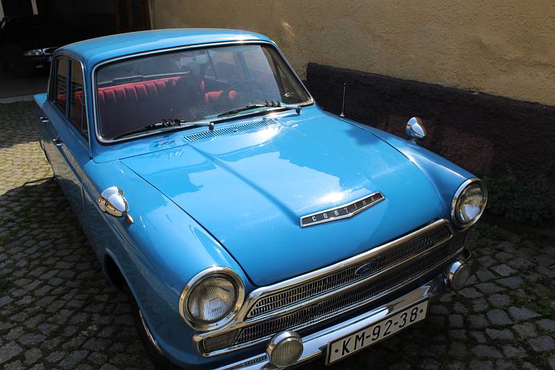 Josef Petřík ze Sobělic na Kroměřížsku vlastní veterána Ford Cortinu z roku 1963.