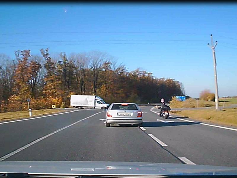 Policie pátrá po řidiči nákladního automobilu, který nedal přednost motorkáři.