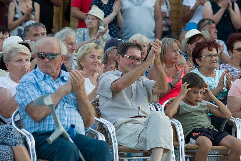 ABBA spojila generace na hulínském pódiu.