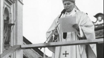 Velehrad 22. dubna 1990 při bohoslužbě před bazilikou. Mši sloužil papež Jan Pavel II.