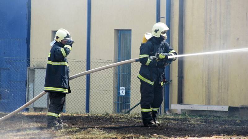 Střecha výrobní haly byla plameny kompletně sežehnuta. Po lokalizaci požáru zůstaly objektu jen obvodové stěny.