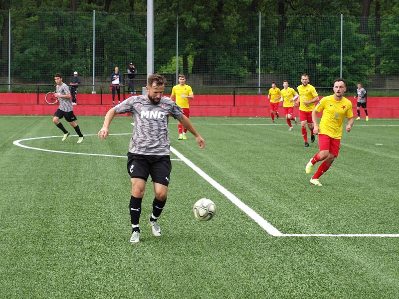 Fotbalisté Kroměříže (ve žlutých dresech) v pátečním přípravném zápase prohráli v Hodoníně 1:3.