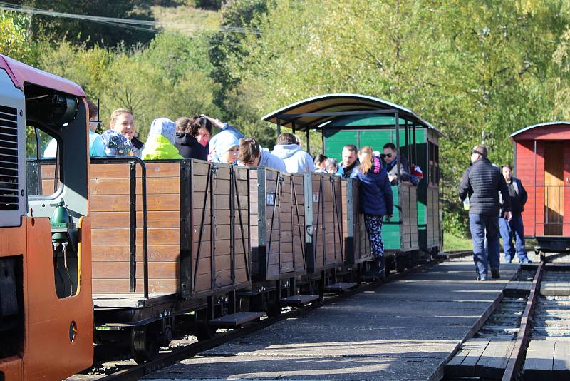 Podzimní poježdění na unikátní Rajnochovické lesní železnici opět přilákalo stovky lidí, 17.-18. 10. 2021