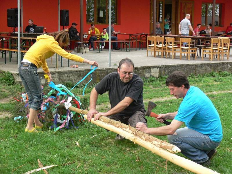 Pentlemi zdobená májka stojí od sobotního podvečera v Morkovicích na sokolské zahradě. Májku členové Tělocvičné jednoty Sokol postavili už po sedmnácté.