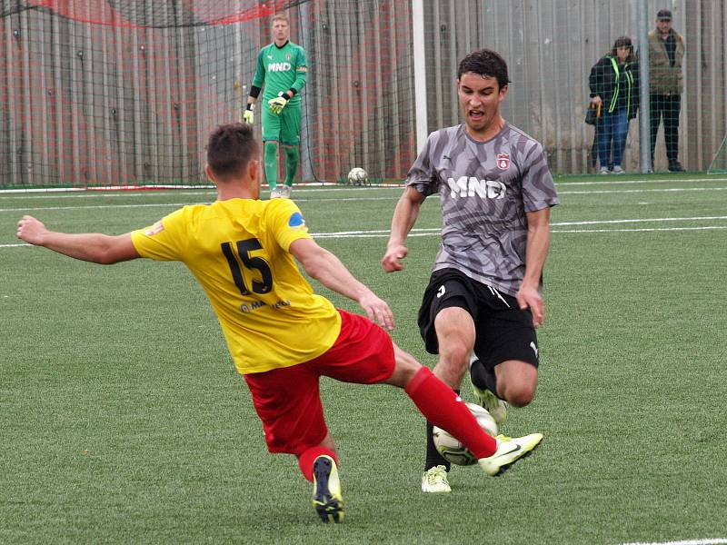 Fotbalisté Kroměříže (ve žlutých dresech) v pátečním přípravném zápase prohráli v Hodoníně 1:3.