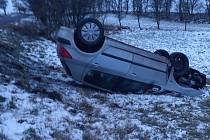 Pondělní nehoda na Kroměřížsku - auto na střeše v poli a řidič v péči záchranářů