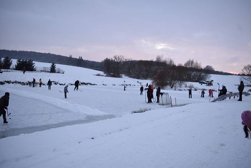 Bruslení na přírodním kluzišti v Popovicích