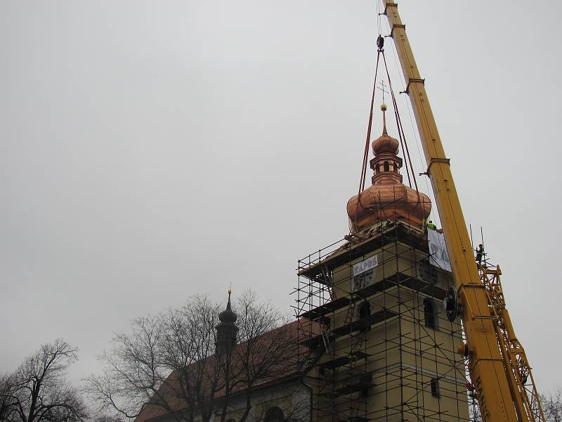 Osmnácti tunový kolos ve formě nově opravené věže se v pátek 23. listopadu vrátil na své původní místo. Uvnitř věže je také schováno poselství pro budoucí generace o životě lidí dnešních dnů v Morkovicích.