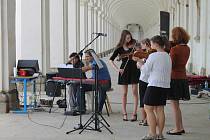 Při příležitosti Evropského dne hudby se v Květné zahradě konal Multižánrový nejen hudební piknik.