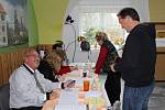 Také na Kroměřížsku začaly v pátek 20. října volby do Poslanecké sněmovny. Na snímku volební místnost v Chropyni, kde letos radnice zároveň s volbami vypsala také místní referendum kvůli těžbě štěrkopísku.