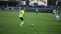 Fotbalisté Holešova (bílo-černé dresy) v derby nestačili na Skaštice 0:3.