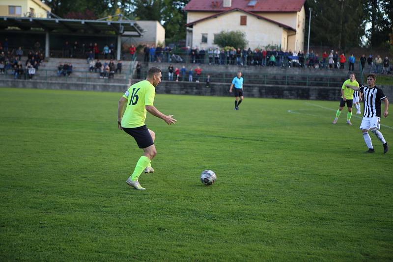 Fotbalisté Holešova (bílo-černé dresy) v derby nestačili na Skaštice 0:3.