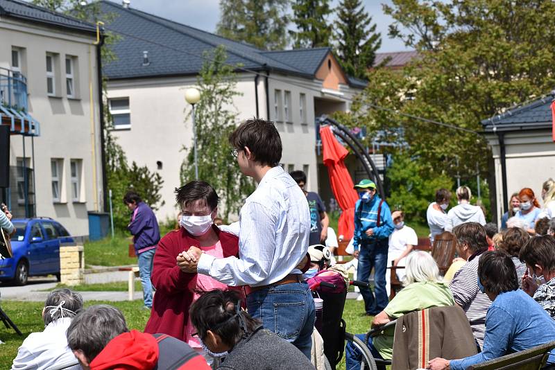 Koncert Standy Hložka v Domově pro osoby se zdravotním postižením Barborka v Kroměříži.