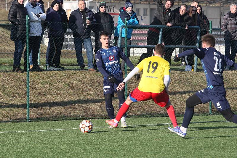 Fotbalisté Slovácka (modré dresy) na úvod zimní přípravy přehráli třetiligovou Kroměříž 5:1.