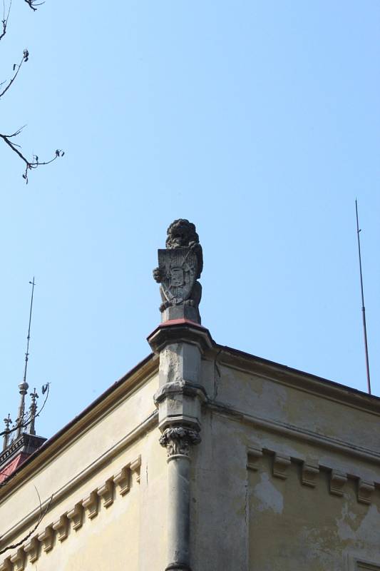 V přílepském zámku, který z tamní tvrze nechal v devatenáctém století vybudovat rod Seilernů, byla v roce 1955 otevřena porodnice. Kvůli prostředí zámeckého parku se sem sjížděly rodičky z celého okolí. Nyní je zámek už přes dvacet let bez využití.