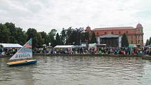 V areálu Holešovského zámku se o víkendu odehrál už čtvrtý ročník Holešovské regaty. Letos poprvé jakou dvoudenní festival. Kromě hudebních hvězd, nechyběla ani netradiční plavidla, přejezd vodní lávky na kole a spousta atrakcí pro děti.