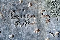 Unikátní objev židovského hebrejského nápisu na hradu Kurovice.