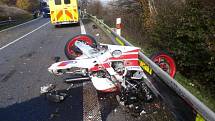 Motorkář se na státní svátek vydal uctít památku zemřelým motocyklovým závodníkům: nakonec ho bohužel od Střílek v pátek v poledne vezla záchranka do nemocnice.