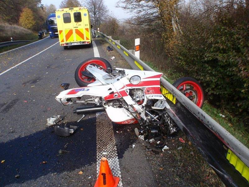 Motorkář se na státní svátek vydal uctít památku zemřelým motocyklovým závodníkům: nakonec ho bohužel od Střílek v pátek v poledne vezla záchranka do nemocnice.