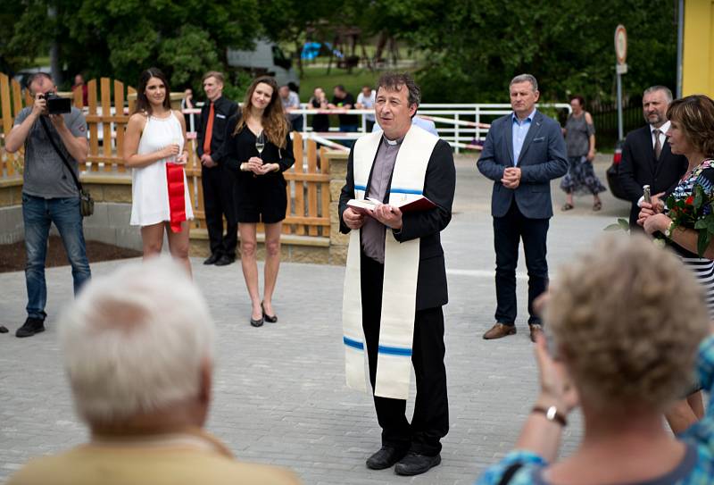 Prostory nového Domova pro seniory Starý Mlýn otevřeli tento týden v Prasklicích: zařízení nabídne zájemcům celkem devětadvacet míst, slavnost si nenechal ujít ani krajský hetjman Jiří Čunek.