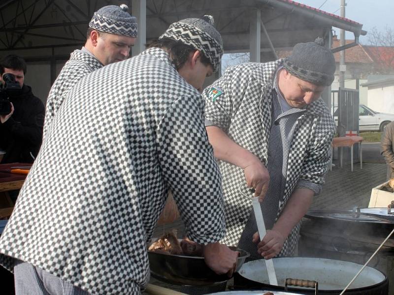 V Lutopecnách oslavili 740 let obří tlačenkou