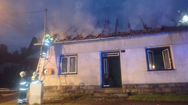 Požár střechy rodinného domu v Roštíně na Kroměřížsku, 25. 6. 2022