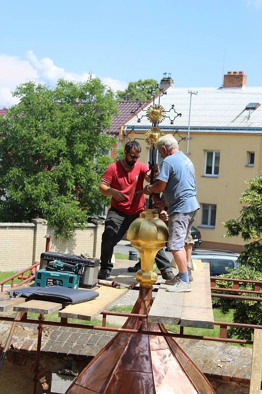 Vkládání dvou časových schránek do kopule kostela sv. Václava v Hulíně