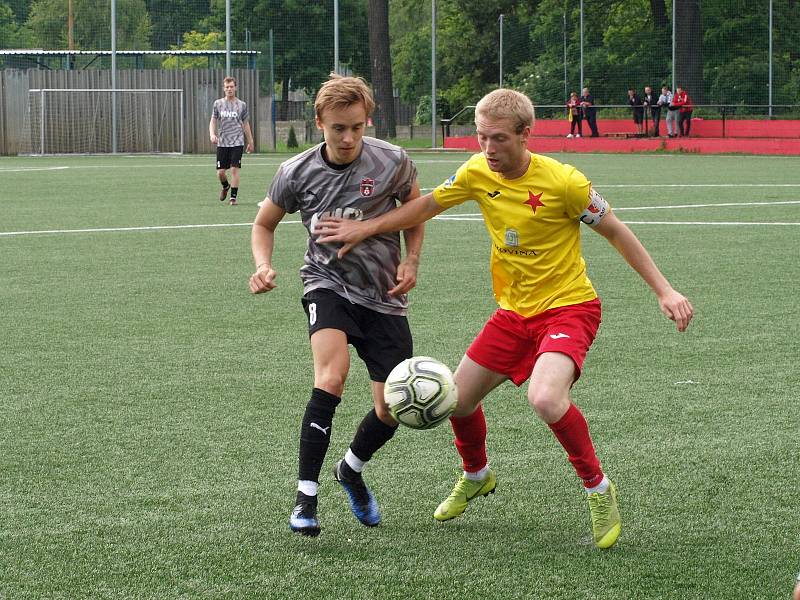 Fotbalisté Kroměříže (ve žlutých dresech) v pátečním přípravném zápase prohráli v Hodoníně 1:3.