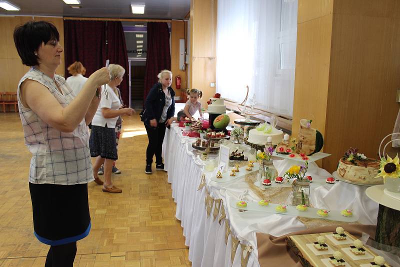 Na kroměřížské Střední škole hotelové a služeb se v uplynulých dnech o Moravský pohár utkali mladí cukráři. Ti měli vyrobit svatební dort, dezerty a skulpturu na téma svatba v přírodě.