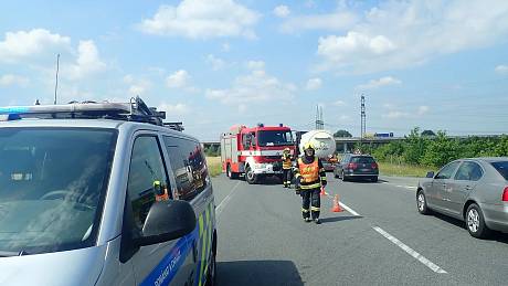 U sjezdu z dálnice D55 u Pravčic se střetl motorkář s osobním autem.