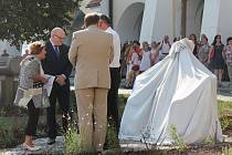 V Kroměříži ve středu odpoledne slavnostně odhalili lavičku Václava Havla