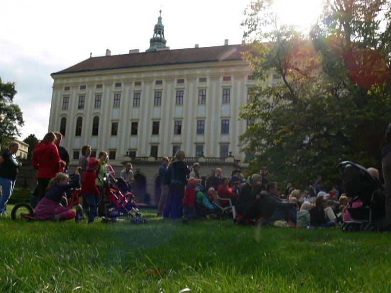 V Podzámecké zahradě v Kroměříži se hrálo tradičně v neděli divadlo. Loutkové předsatvení ocenily jak děti, tak rodiče. Slunečné počasí přilákalo hodně lidí.