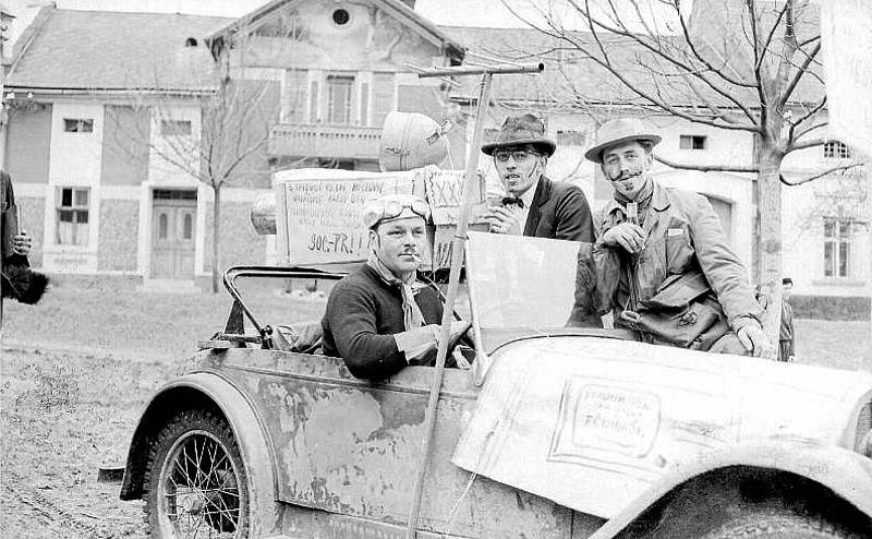 MÍŠKOVICE. 60. LÉTA. Fotografie z poloviny šedesátých let zachycuje jednu z nejstarších tradic, které se v obci dodnes udržely – masopust. Kromě toho v obci slaví také svátek svatého Floriána, jejího patrona, a nezapomínají ani na májkování.