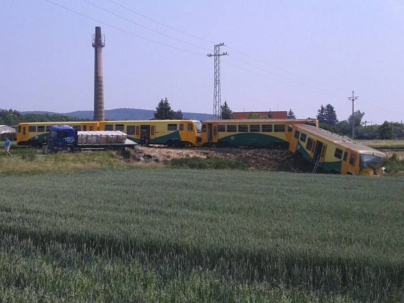 V Dobroticích se srazil osobní vlak s nákladním autem. Jeden vagon vykolejil. Tři zraněné převezli záchranáři do nemocnice v Kroměříži. Ve vlaku cestovalo 21 lidí.