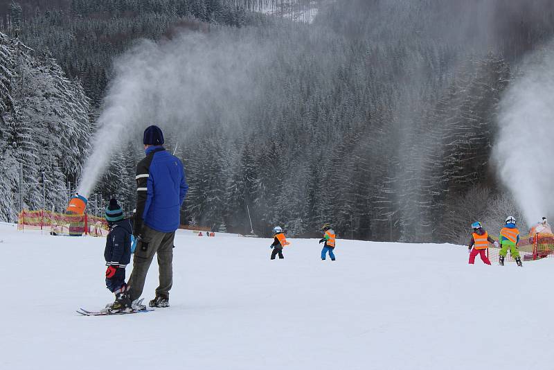 Troják, jediný aktuálně fungující ski areál, přilákal i ve čtvrtek dopoledne desítky milovníků lyžování. Na svahu se to hemžilo jak těmi ostřílenými, kteří spíše trénují na vyšší hory, tak i nejmenšími lyžaři.