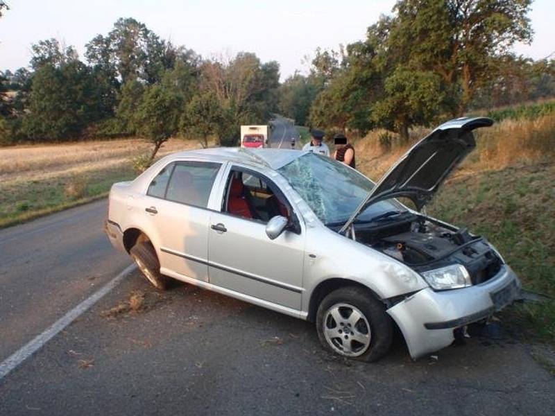 Po šesté hodině ranní došlo v pondělí 10.8. v Bystřici pod Hostýnem na komunikaci ve směru na Holešov k dopravní nehodě osobního auta značky Škoda Fabia. 