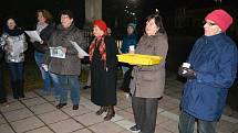 Také v Kurovicích se ve středu 9.12. lidé připojili k akci Česko zpívá koledy: setkání se konalo u tamního kostela.