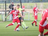 Fotbalisté Vsetína (červené dresy) urvali výhru v 89. minutě zápasu.