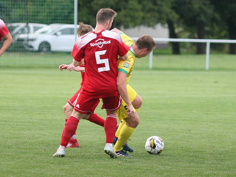 Fotbalisté Zborovic B (v červeném) ovládli 1. kolo III. třídy OFS Kroměříž v Bezměrově, kde porazili domácí 4:0.