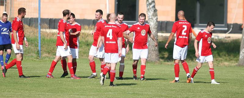 Fotbalisté Záhlinic (v červeném), druhý celek okresního přeboru OFS Kroměříž, doma ve 25. kole rozdrtil poslední Lutopecny 10:1. Již po půlhodině přitom favorit vedl o pět gólů.