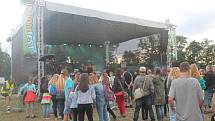 Sobotní odpoledne patřilo v Kroměříži hudbě. Na Pionýrské louce se konal Kromfest, festival pro celou rodinu. I přes občasný déšť se na kapely přišly podívat stovky lidí.