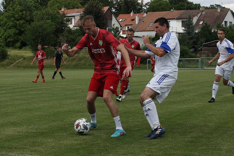 Jubilejní desátý ročník Memoriálu Antonína Vašáka ve Zborovicích ovládli fotbalisté Kvasic (červené dresy).