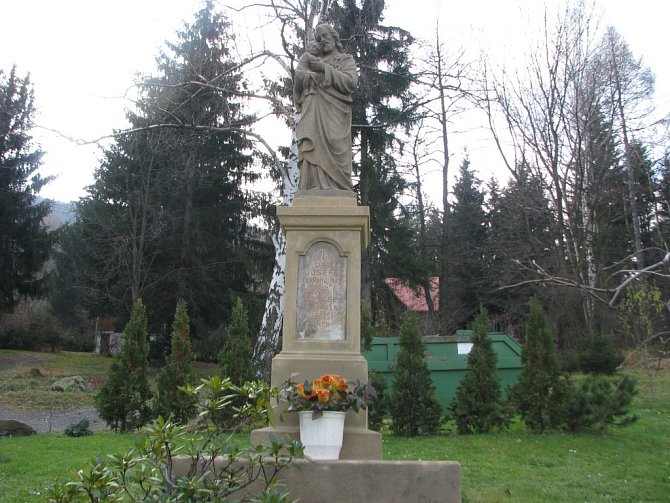 Jedna z památek obce Chvalčov na Kroměřížsku je po ročním restaurování zpět na místě.