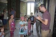 V rámci programu s názvem Salala, který si na prázdniny připravili v kroměřížském zámku, děti blíže poznají krásy Sala terreny i přilehlých grott.
